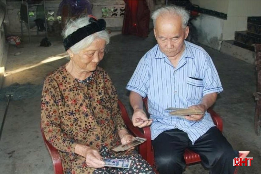 Las primeras fotos del Sr. y la Sra. Vuong Kha Khai juntos después de décadas de matrimonio. bqbht_br_thiet-ke-chua-co-ten-2025-06-02t211516046.jpg