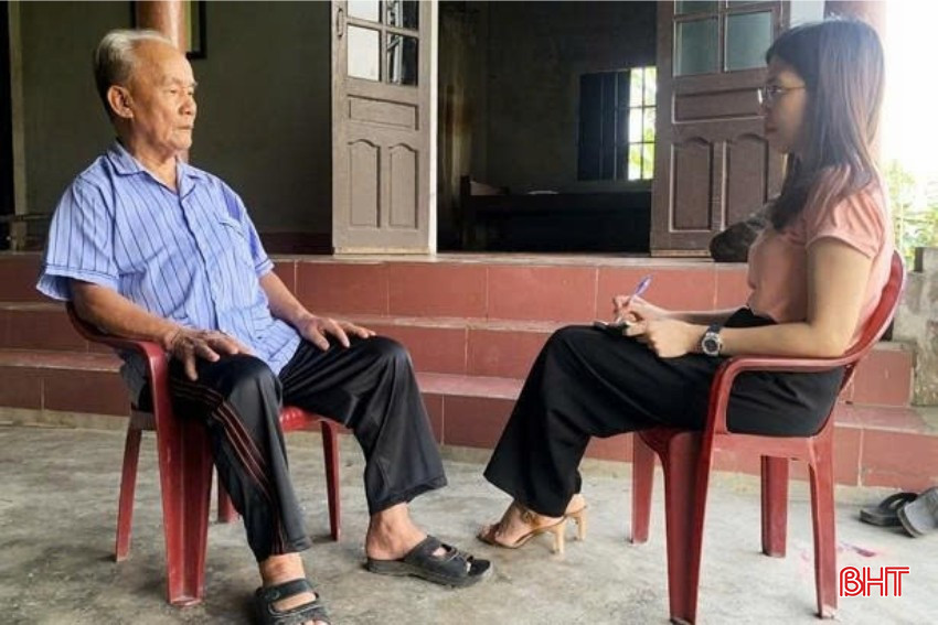 El Sr. Vuong Kha Khai compartió con el autor su dolor por los numerosos compañeros que aún permanecen en el campo de batalla. Archivo fotográfico, mayo de 2021. bqbht_br_thiet-ke-chua-co-ten-2025-06-02t205749330.jpg