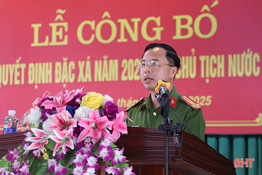 Thượng tá Bùi Quốc Toản - Phó Giám thị Trại giam Xuân Hà thông báo quyết định đặc xá năm 2025 của Chủ tịch nước dành cho các phạm nhân. bqbht_br_3.jpg