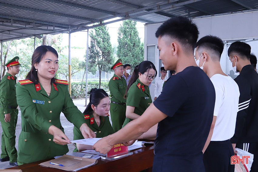 Phạm nhân được nhận giấy tờ, căn cước công dân, sim điện thoại, tiền mặt và đồ dùng cá nhân trước khi rời trại. bqbht_br_6.jpg