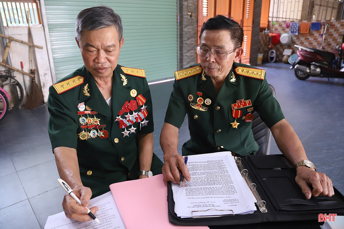 Những hội viên của Hội Chiến sỹ Thành cổ Quảng Trị năm 1972 có tâm nguyện tìm kiếm, thu thập tư liệu để hoàn thành cuốn hồi ký về những năm tháng máu và hoa. Những hội viên của Hội Chiến sỹ Thành cổ Quảng Trị năm 1972 có tâm nguyện tìm kiếm, thu thập tư liệu để hoàn thành cuốn hồi ký về những năm tháng máu và hoa.