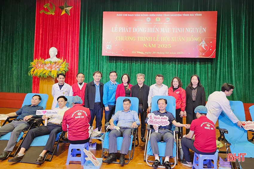 Lãnh đạo các địa phương, ban ngành tích cực tham gia phong trào hiến máu tình nguyện. bqbht_br_1-6871.jpg