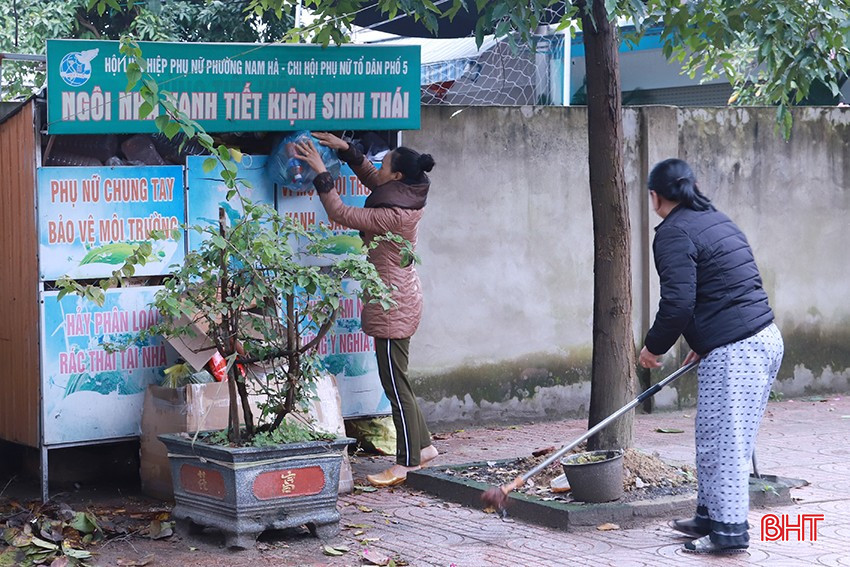 Người dân khu phố ngày càng nâng cao ý thức giữ gìn vệ sinh nơi sinh sống.