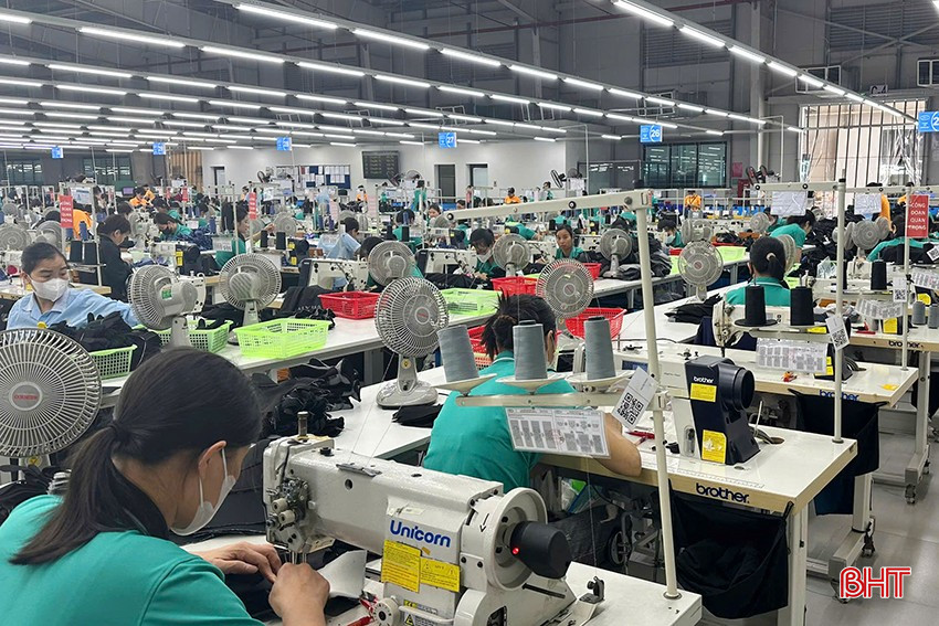 ក្រុមហ៊ុន Haivina Hong Linh Company Limited បានវិនិយោគរាប់ពាន់លានដុង ដើម្បីដំឡើងប្រព័ន្ធត្រជាក់នៅកន្លែងធ្វើការសម្រាប់កម្មករ។ bqbht_br_5.jpg