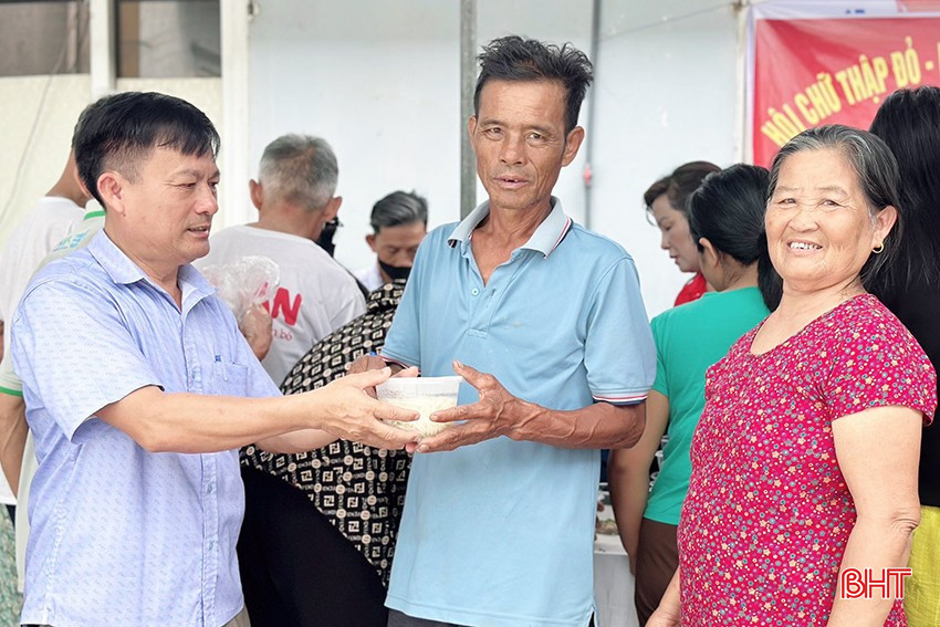 Các chương trình phát suất ăn miễn phí, trao tặng quà cho các hoàn cảnh khó khăn đang được nhiều câu lạc bộ, cá nhân triển khai. bqbht_br_1.jpg