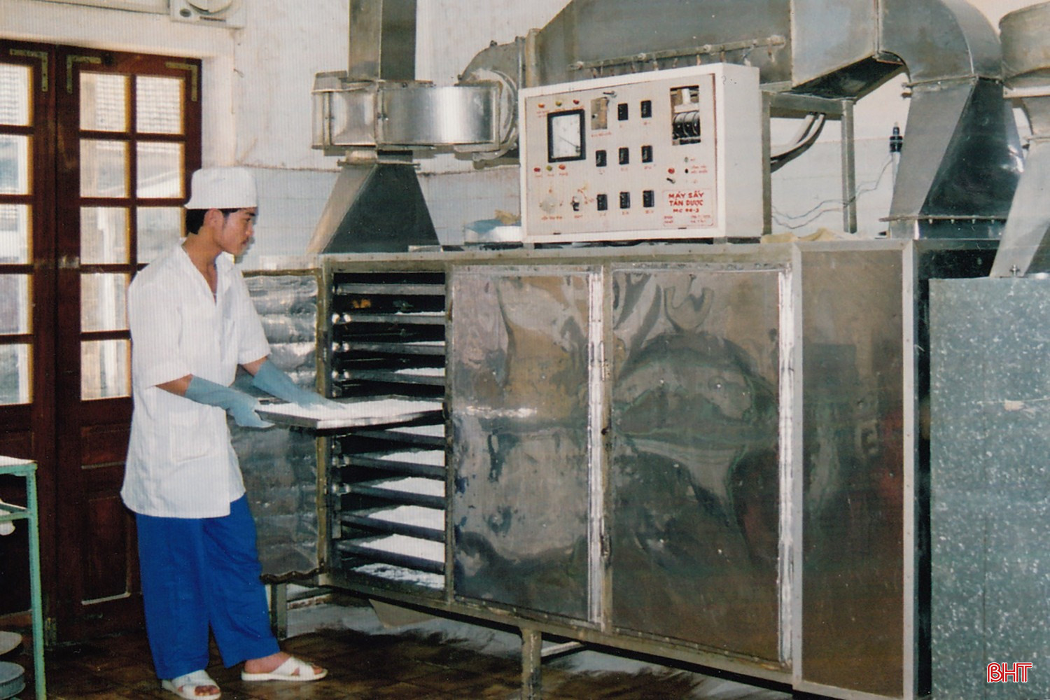 Thiết bị máy móc những năm tháng còn thô sơ. Ảnh tư liệu bqbht_br_7.jpg