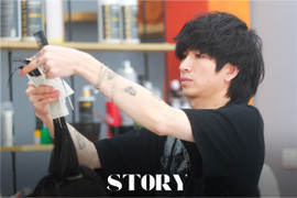 Tôi là Nguyễn Hoàng Thanh (SN 1991) hiện tôi đang làm chủ salon tóc Hoàng Thanh ở 86 Xuân Diệu (phường Thành Sen, Hà Tĩnh). Tính đến nay, tôi đã gắn bó với công việc này hơn 15 năm.