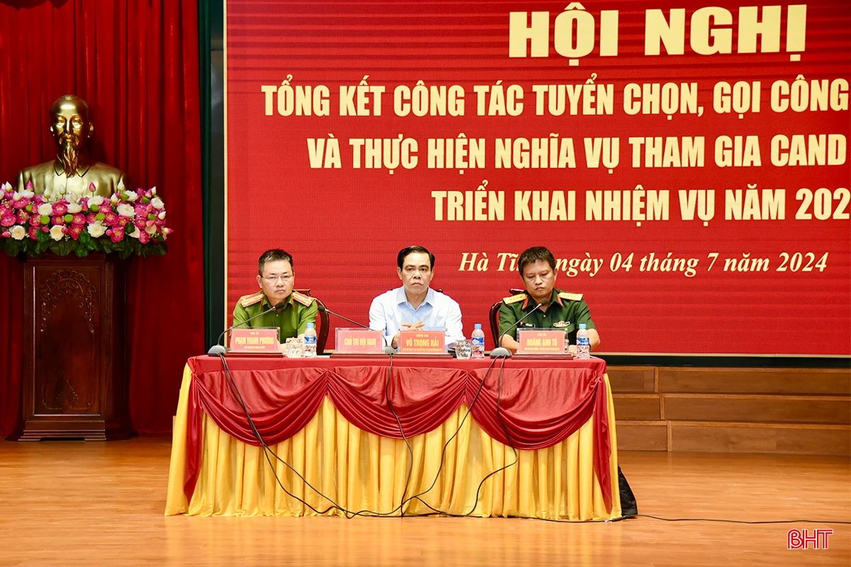Chủ tịch UBND tỉnh Võ Trọng Hải; Đại tá Hoàng Anh Tú - Phó Chỉ huy trưởng, Tham mưu trưởng Bộ CHQS tỉnh; Đại tá Phạm Thanh Phương - Phó Giám đốc Công an tỉnh chủ trì hội nghị.
