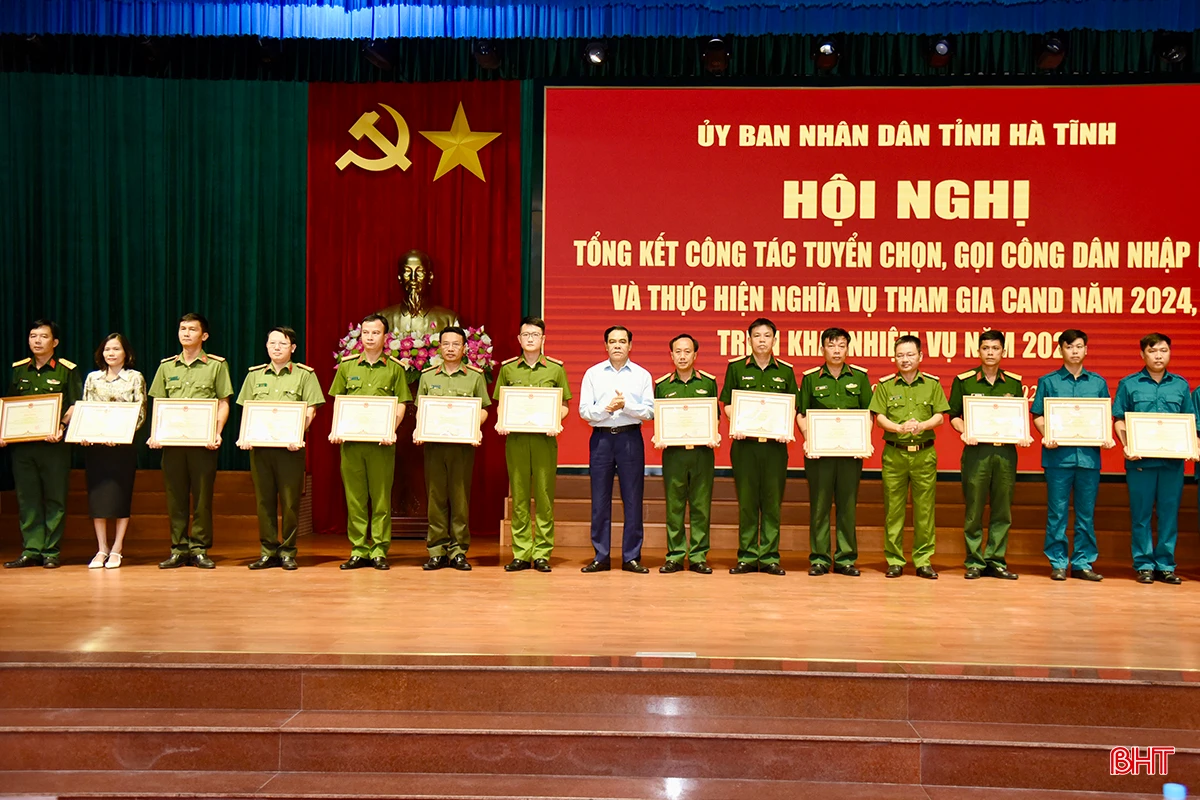 Chủ tịch UBND tỉnh Võ Trọng Hải và Đại tá Phạm Thanh Phương - Phó Giám đốc Công an tỉnh tặng bằng khen của Chủ tịch UBND tỉnh cho 19 cá nhân vì đã có thành tích xuất sắc trong công tác tuyển quân.
