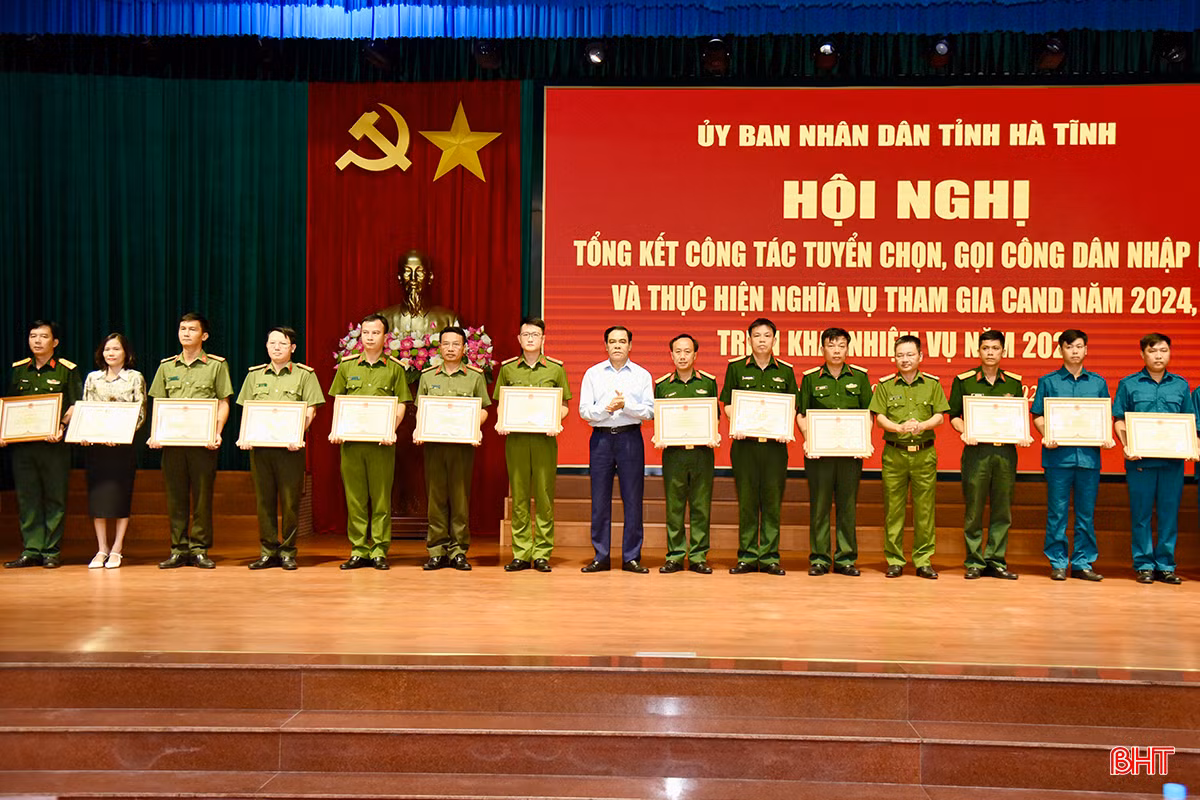 Chủ tịch UBND tỉnh Võ Trọng Hải và Đại tá Phạm Thanh Phương - Phó Giám đốc Công an tỉnh tặng bằng khen của Chủ tịch UBND tỉnh cho 19 cá nhân vì đã có thành tích xuất sắc trong công tác tuyển quân.