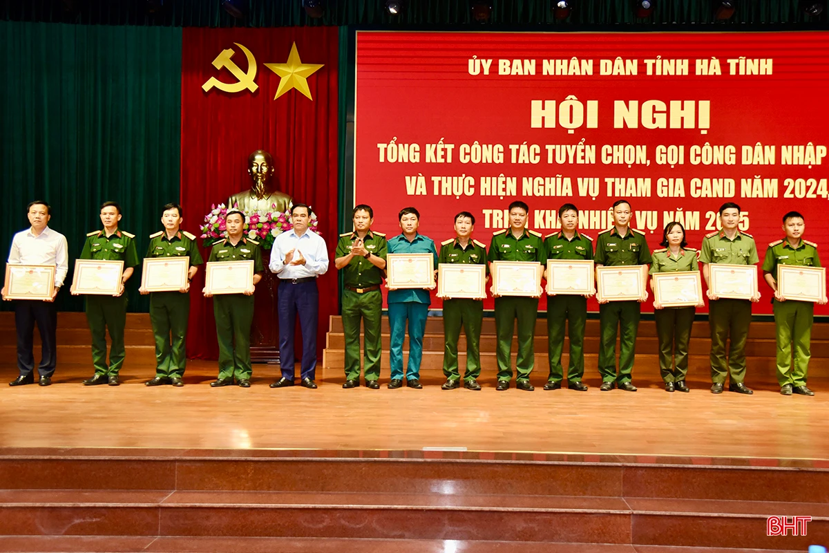 Chủ tịch UBND tỉnh Võ Trọng Hải và Đại tá Hoàng Anh Tú - Phó Chỉ huy trưởng, Tham mưu trưởng Bộ CHQS tỉnh tặng bằng khen của Chủ tịch UBND tỉnh cho 14 tập thể có thành tích xuất sắc trong công tác tuyển quân.