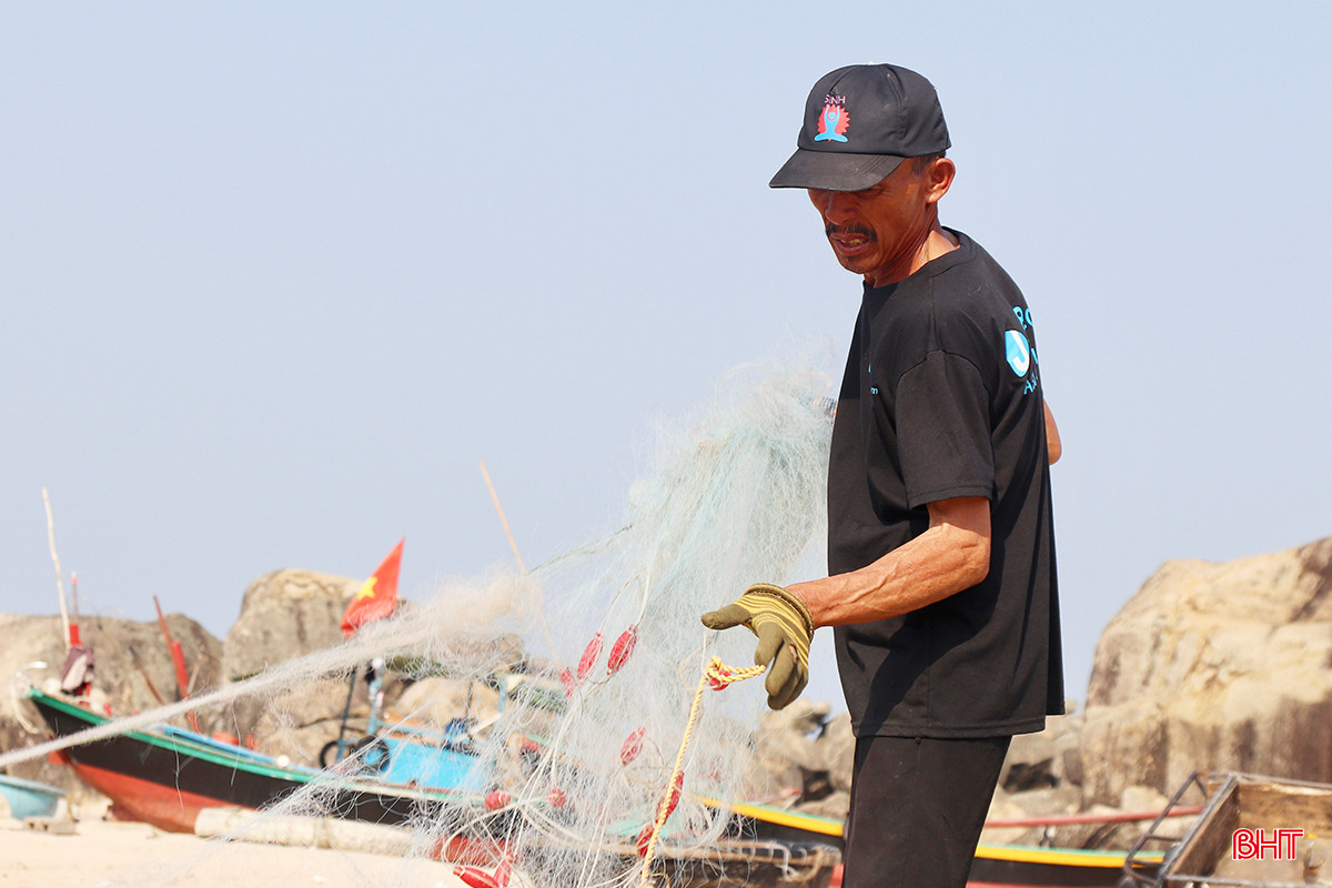 Mặt trời lên cao cũng là lúc ngư dân sửa soạn lại ngư cụ để chuẩn bị cho chuyến biển tiếp theo. Với họ, biển vừa là nơi lưu giữ những kỷ niệm buồn vui, vừa là nguồn sống nuôi dưỡng bao thế hệ nơi đây.