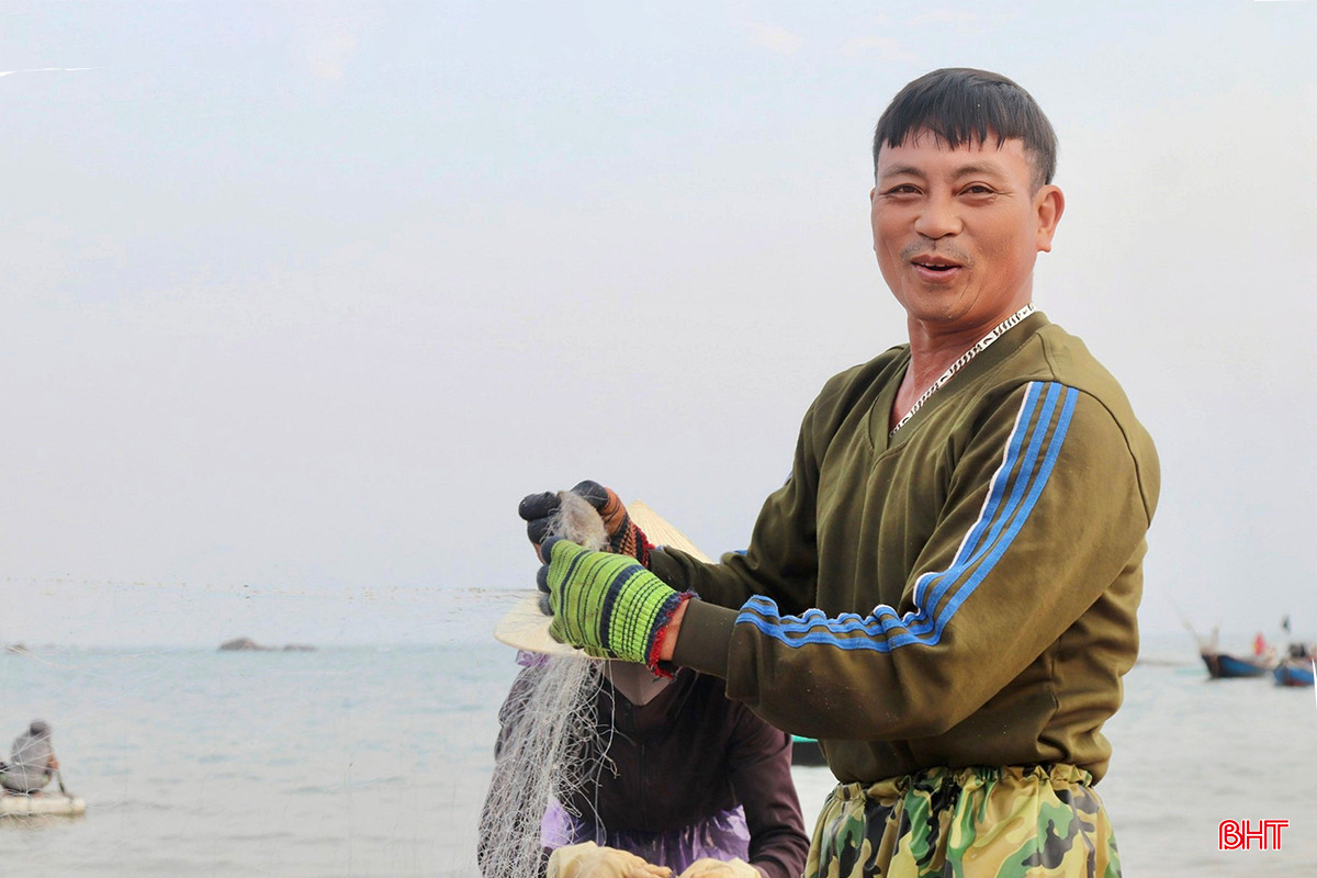 Anh Nguyễn Văn Song (thôn Nguyễn Huệ) cho biết: &quot;Thời tiết thuận lợi nên sau gần 6 tiếng vươn khơi, thuyền của tôi đánh bắt được khá nhiều cá mòi và một ít ghẹ, thu về hơn 1 triệu đồng. Dù vất vả nhưng có thu nhập nên bà con chúng tôi ai cũng phấn khởi&quot;.