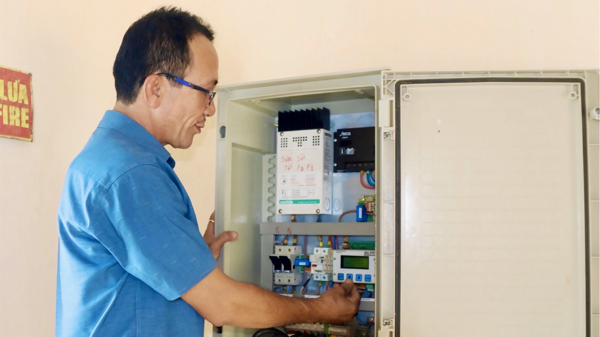 1I2E8FNEB_5HHSDB copy.jpg