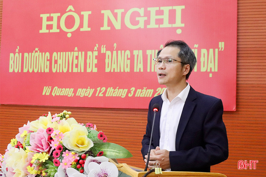 Phó Trưởng ban Tuyên giáo Tỉnh ủy Lê Văn Khánh truyền đạt các nội dung tại hội nghị. IMG_3740 copy.jpg