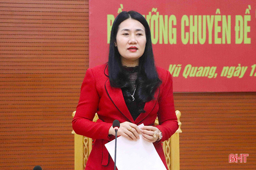 Bí thư Huyện uỷ Vũ Quang Nguyễn Thị Việt Hà quán triệt một số nội dung tại hội nghị. z5241760397892_11b6e6eef1c330f11c4f008ce406907f copy.jpg