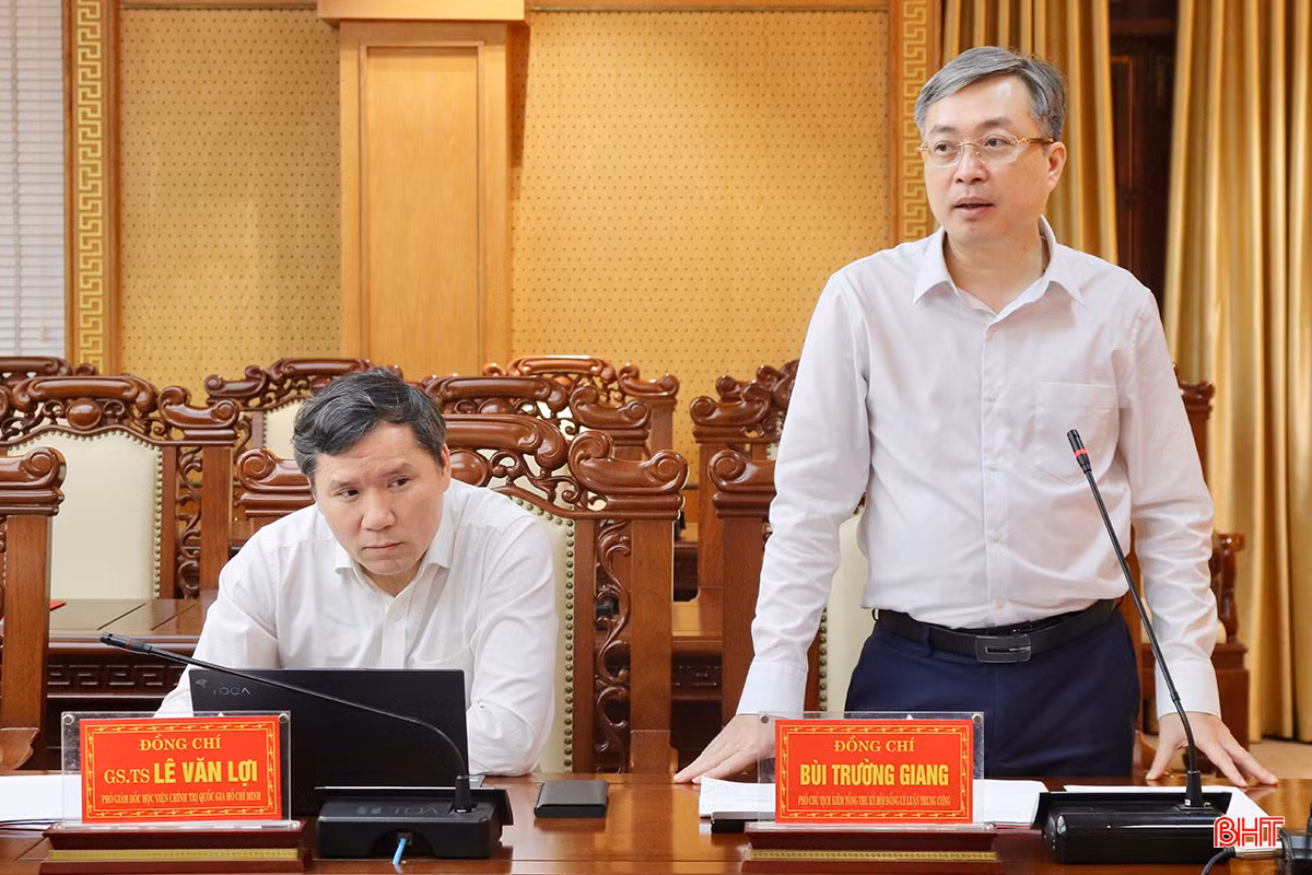 Đồng chí Bùi Trường Giang - Phó Chủ tịch kiêm Tổng Thư ký Hội đồng Lý luận Trung ương mong muốn tỉnh chia sẻ kinh nghiệm trong quá trình lãnh đạo, chỉ đạo giải quyết các khó khăn, vướng mắc ở địa phương.