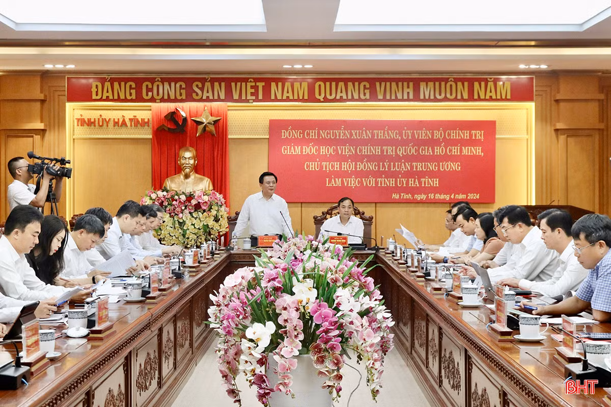 Các đồng chí: GS.TS Nguyễn Xuân Thắng - Ủy viên Bộ Chính trị, Giám đốc Học viện Chính trị Quốc gia Hồ Chí Minh, Chủ tịch Hội đồng Lý luận Trung ương; Hoàng Trung Dũng - Ủy viên BCH Trung ương Đảng, Bí thư Tỉnh ủy, Chủ tịch HĐND tỉnh chủ trì buổi làm việc.