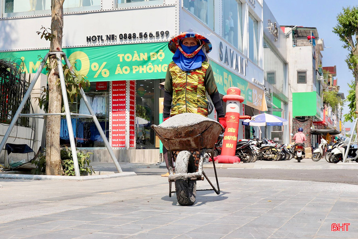 Kéo nhanh chiếc xe rùa để chở đá dăm dưới cái nắng ban trưa, bà Hoàng Thị Tình (58 tuổi, xã Cẩm Bình, Cẩm Xuyên) chia sẻ: &quot;Thời tiết oi bức những ngày đầu hè khiến công việc phụ hồ của tôi thêm phần vất vả. Tôi đã thấm ướt một chiếc khăn rồi quấn trên đầu. Công việc tuy mệt nhọc nhưng mùa nắng được xem như mùa làm ăn của ngành xây dựng nên tôi vẫn cố gắng làm việc để có tiền trang trải cuộc sống. Thu nhập những ngày này của tôi được hơn 300.000 đồng&quot;.