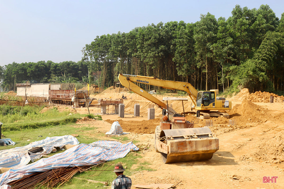 “Trong quá trình thực hiện dự án, các đơn vị thi công được chính quyền địa phương, BQL dự án đầu tư xây dựng công trình NN&amp;PTNT tỉnh Hà Tĩnh tạo mọi điều kiện thuận lợi để thi công, từ mặt bằng, nguồn vốn, hỗ trợ về kỹ thuật, giải pháp thi công nên đường găng tiến độ đang đảm bảo. Hiện, khối lượng thực hiện của đơn vị đã đạt 50%&quot; - ông Dũng cho biết.
