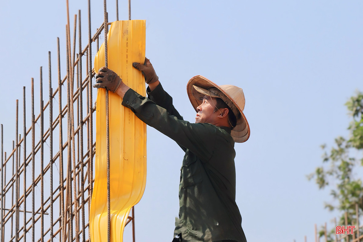 Đảm nhận thi công từ Km0 - Km3+722, Công ty cổ phần Xây dựng Thủy lợi Hải Phòng đã huy động một bộ trạm trộn bê tông tự động, gần 100 công nhân, kỹ thuật và 15 máy móc các loại để tập trung thi công các hạng mục.