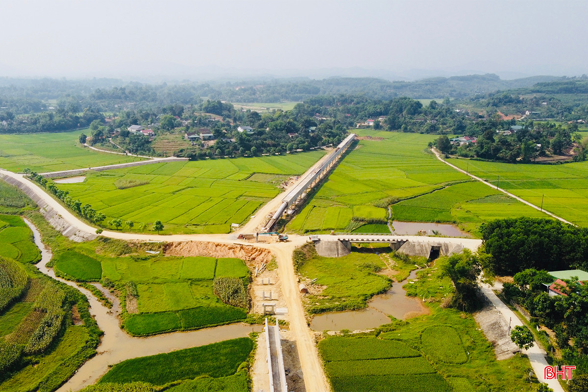 Dự án xây dựng kênh Cầu Động thi công trong điều kiện gặp nhiều khó khăn như: một số đoạn tuyến nằm ở vùng thấp trũng, hễ có mưa lớn kéo dài là bị ngập sâu, việc thi công đôi khi bị gián đoạn. Một số vị trí kênh đi qua quốc lộ (quốc lộ 281) và các tuyến đường liên xã, liên thôn nên vừa thi công vừa phải đảm bảo an toàn giao thông, vệ sinh môi trường.