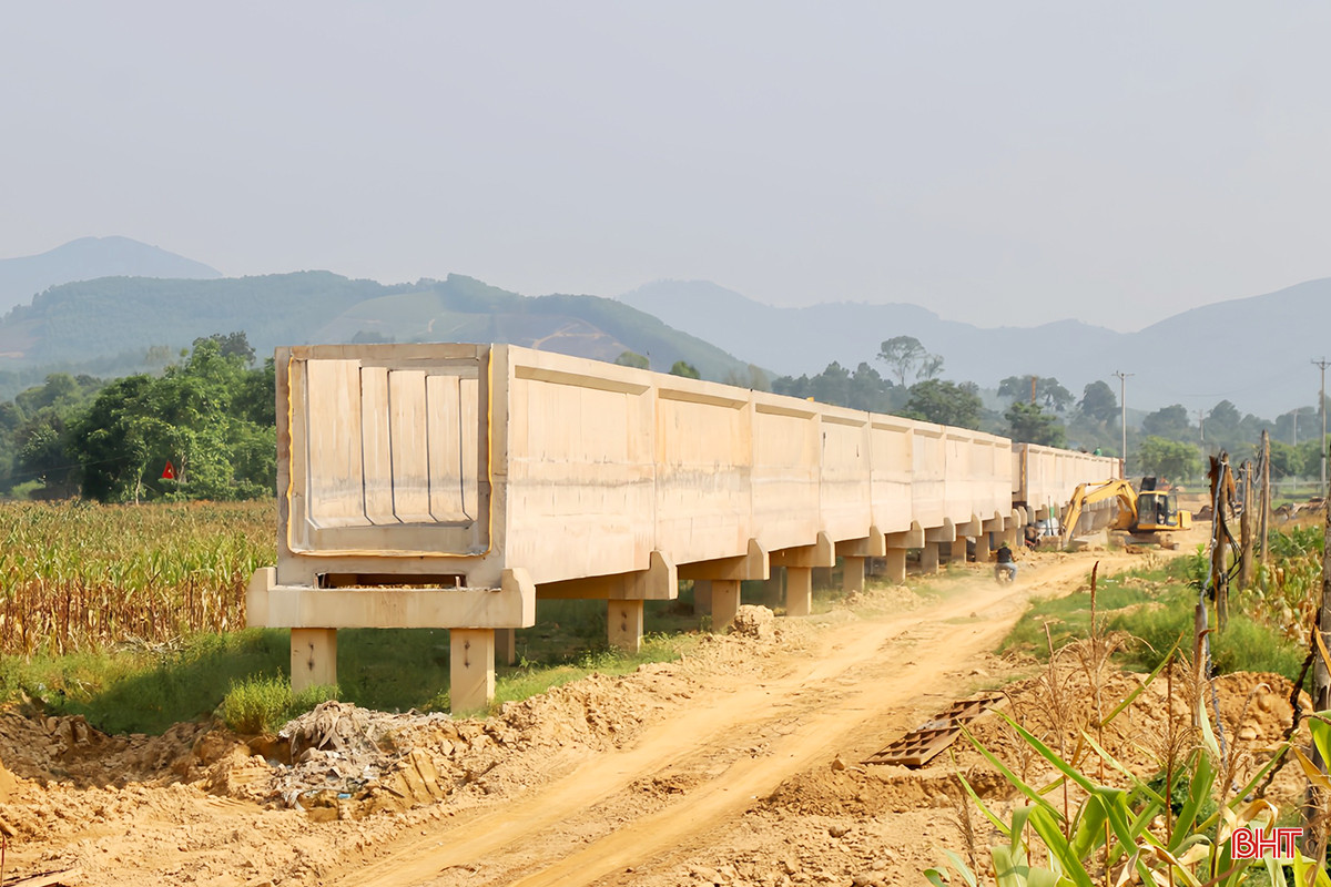 Dự án được phát lệnh khởi công từ tháng 3/2023, sau hơn 1 năm thi công, đến nay đã đạt hơn 50% khối lượng hợp đồng. Hiện, các nhà thầu đang thi công 3 ca để sớm hoàn thành công trình theo kế hoạch đề ra, trước tháng 10 năm nay.