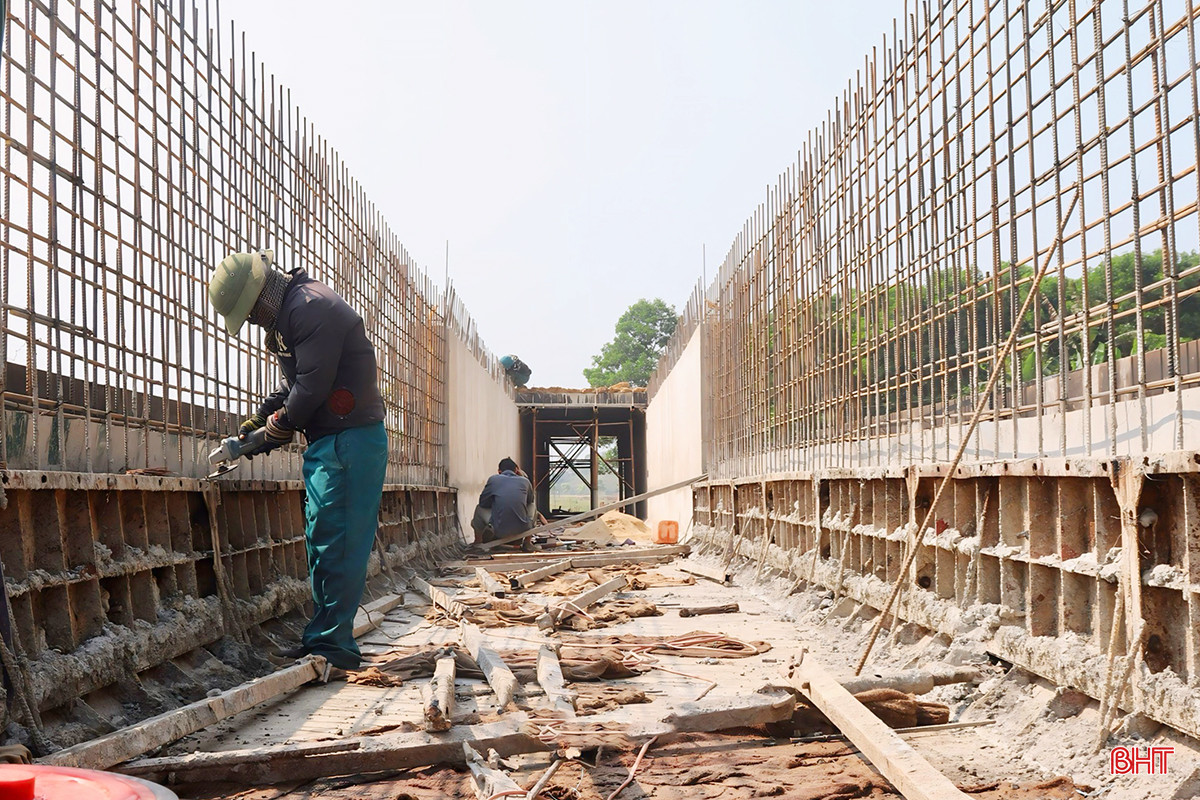 Ông Vũ Văn Dũng - Phó Giám đốc Công ty cổ phần Xây dựng Thủy lợi Hải Phòng cho biết: “Trong điều kiện thời tiết nắng nóng, chúng tôi đã bố trí công nhân chia ba ca làm việc. Mục tiêu của chúng tôi là sớm hoàn thiện tiến độ công trình theo cam kết với chủ đầu tư, do đó anh em ai cũng nỗ lực vượt khó”.