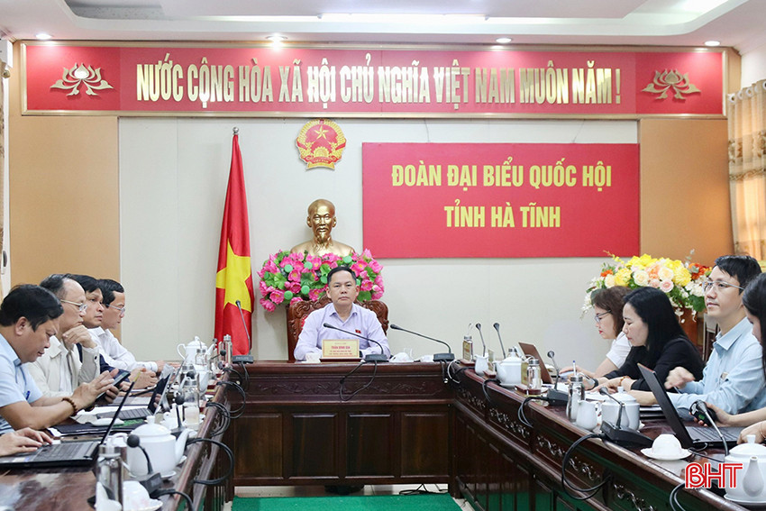 Phó Trưởng đoàn chuyên trách Đoàn ĐBQH tỉnh Trần Đình Gia điều hành điểm cầu Hà Tĩnh. z5260666604633_a40d55730734fc7d190466b7c2150873 copy.jpg