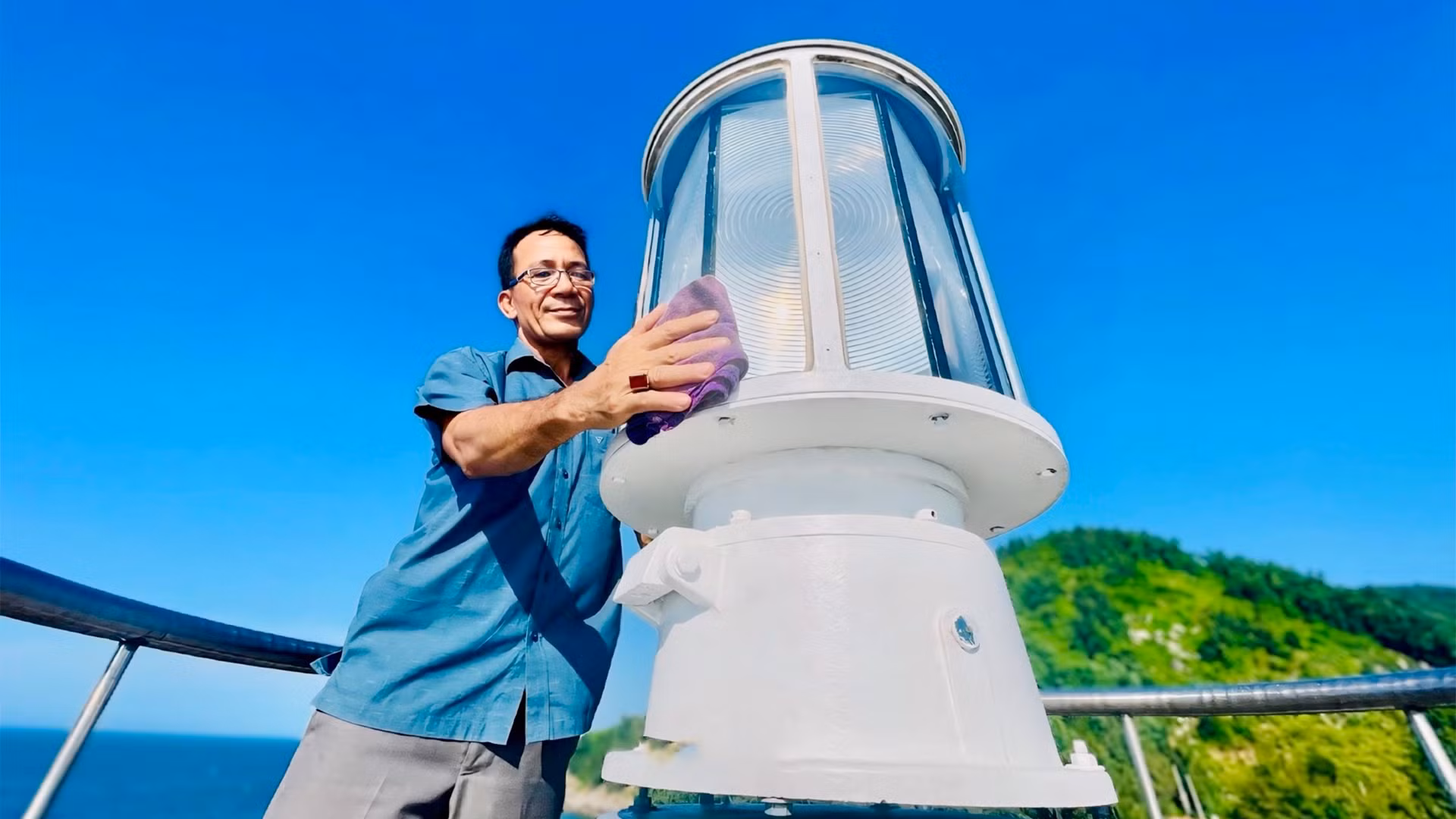 Hơn 30 năm canh giữ “mắt thần” của biển