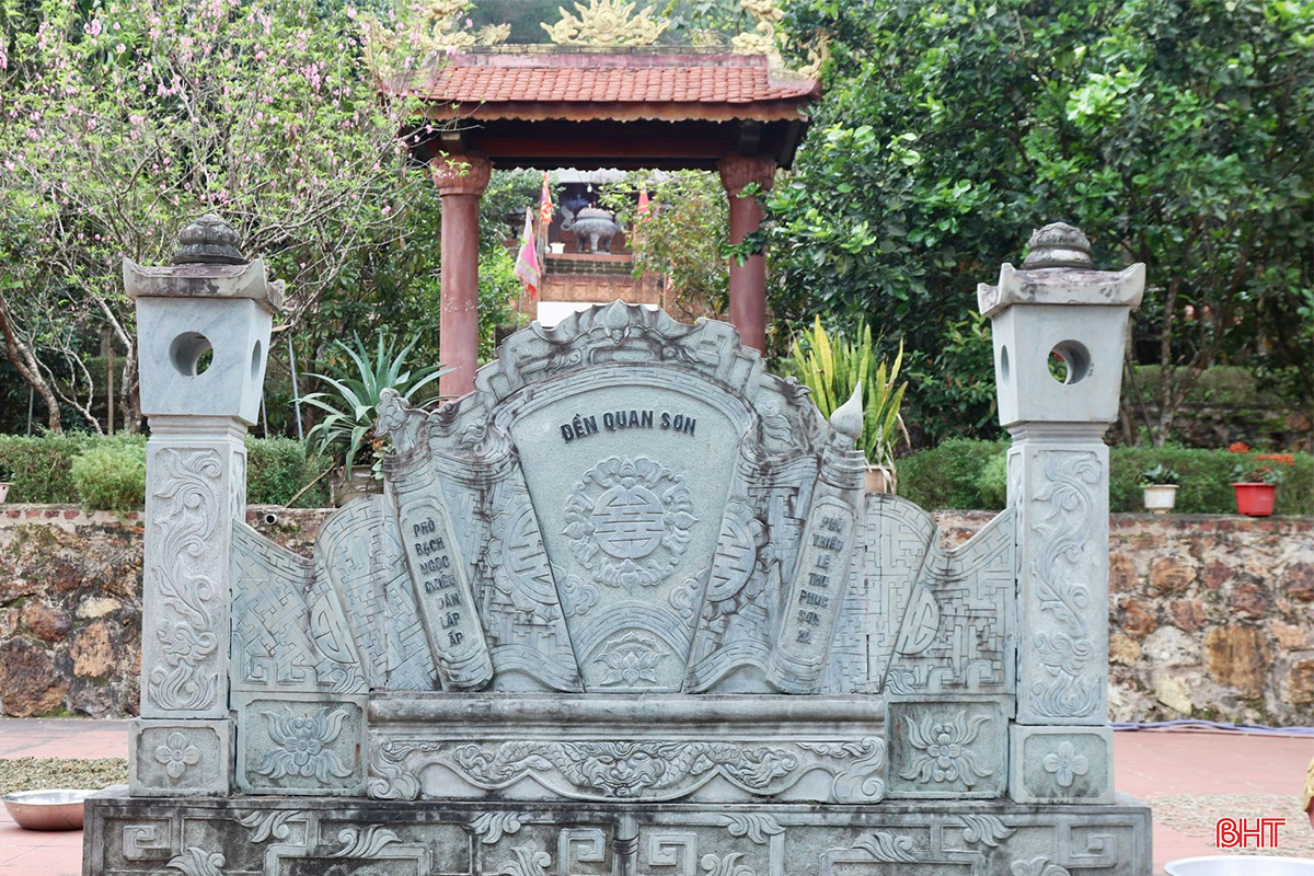 Theo sử sách ghi lại, đền Quan Sơn là ngôi đền cổ, được xây dựng cách đây khoảng hơn 600 năm. Đền được người dân địa phương lập để thờ Trần Quốc Trung - một trong hai vị cận thần có công phò Hoàng hậu Bạch Ngọc rời kinh thành Thăng Long về quê lánh nạn, khai khẩn một vùng đất rộng lớn.