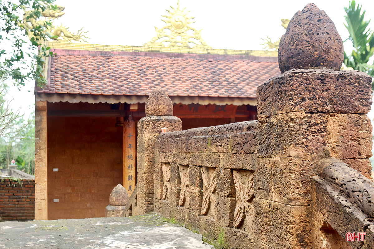 Nổi bật trên nền kiến trúc bằng đá ong tại đền Quan Sơn là sự độc đáo trong việc sắp xếp tạo hình và chạm trổ hoa văn xưa, hiện diện trên các hạng mục như: cổng, tường và không gian xung quanh.