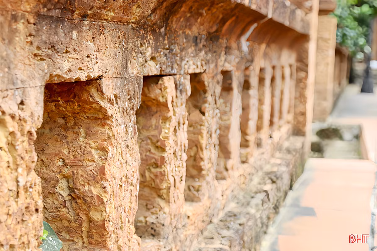 Ngôi đền có nhiều hạng mục như: nhà chờ, nhà đình, nhà hóa vàng, tường rào… đều được làm từ đá ong.