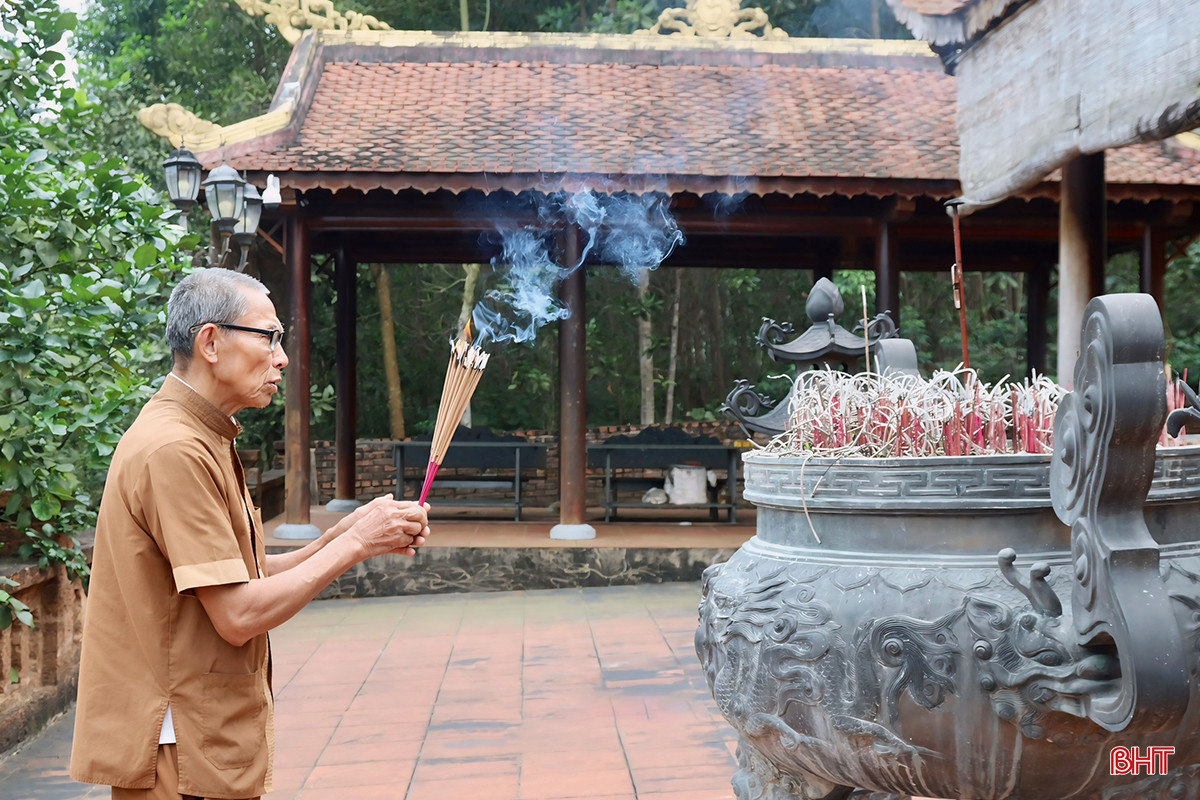 Ông Trần Ngọc Minh - thủ nhang đền Quan Sơn cho biết: &quot;Đền hiện có diện tích khoảng 2.000 m2, được xây dựng với vật liệu chủ yếu là đá ong, mua ở các tỉnh phía Bắc. Từ những tảng đá gồ ghề, người thợ đã tỉ mẩn đục đẽo, mài cắt thành những phiến đá vuông vắn, sắc cạnh phù hợp với từng hạng mục. Những phiến đá được liên kết với nhau bằng mạch âm, kết dính bằng một loại keo đặc biệt. Nhờ đó, đã tạo nên vẻ đẹp trầm mặc, cổ kính cho công trình&quot;.