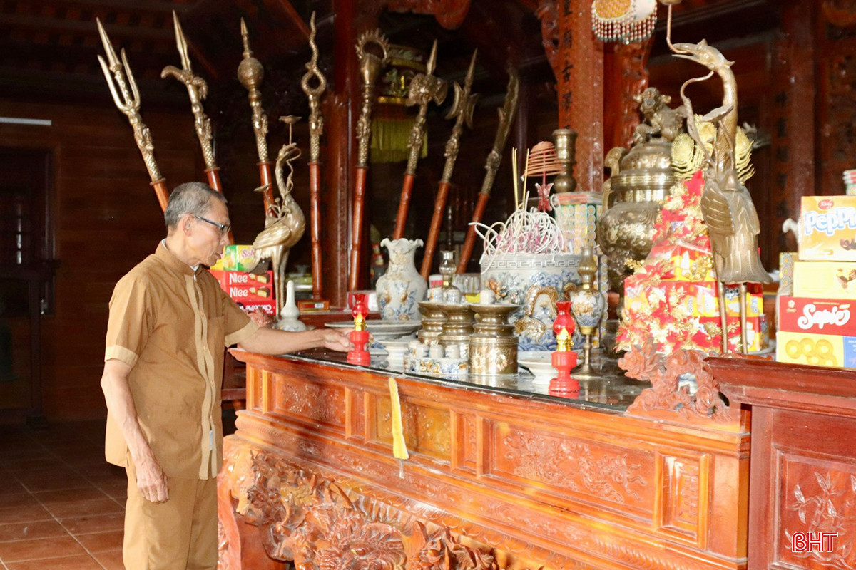 Ông Minh cho biết: &quot;Đền Quan Sơn rất linh thiêng, vào các ngày rằm hay dịp lễ, tết rất đông người dân trong và ngoài địa phương đến thắp hương, cầu nguyện&quot;.