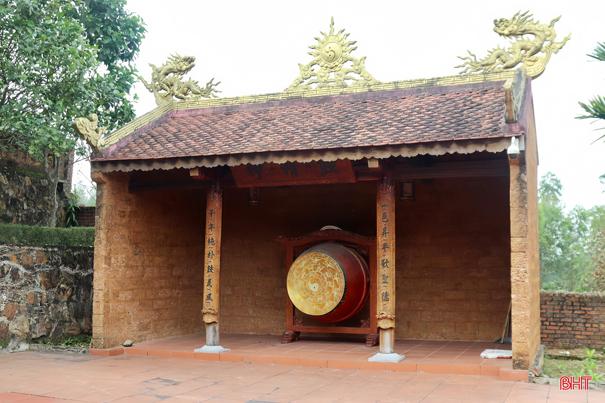 Vật liệu đá ong đã giúp các hạng mục của ngôi đền mang nét đẹp riêng biệt.