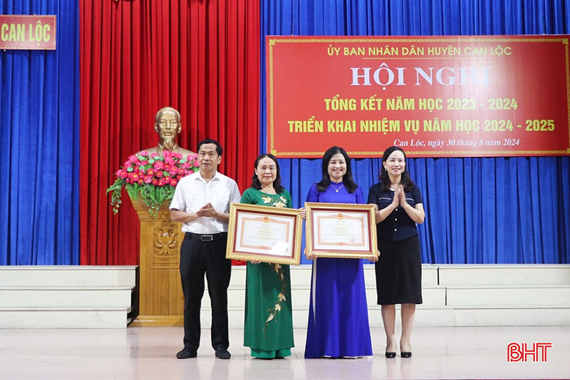 Lãnh đạo huyện Can Lộc trao bằng khen của Thủ tướng Chính phủ cho 2 tập thể có thành tích xuất sắc trong việc thực hiện nhiệm vụ năm học.
