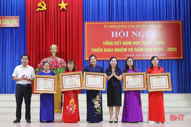 Lãnh đạo huyện Can Lộc trao bằng khen của Thủ tướng Chính phủ cho 5 cá nhân.