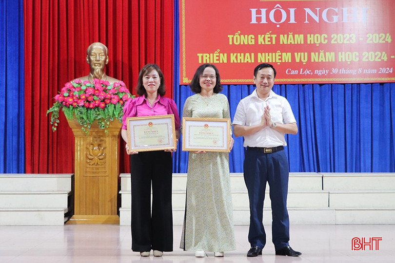 Lãnh đạo Sở GD&amp;ĐT trao bằng khen của Bộ GD&amp;ĐT cho 2 tập thể.