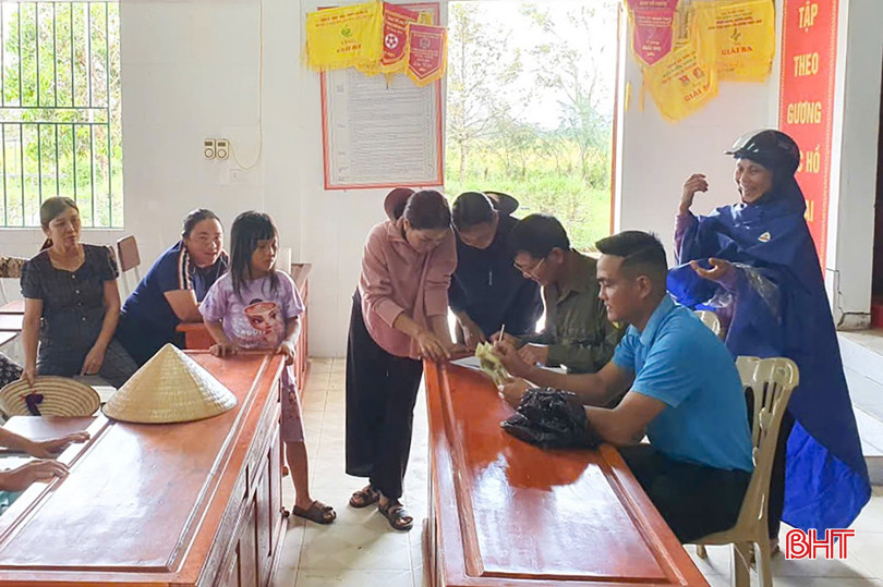 Cũng trong chiều nay, xã Xuân Lộc đã tổ chức trao quà cho người dân tại 29 thôn.