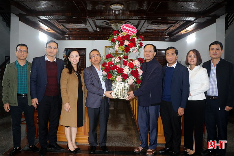 Chủ nhiệm UBKT Tỉnh ủy Hà Văn Trọng, lãnh đạo huyện Can Lộc chúc mừng Giáng sinh.