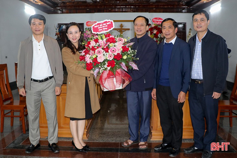Cũng trong dịp này, lãnh đạo huyện Can Lộc đã chúc mừng Giáng sinh tại giáo xứ Tân Vĩnh.