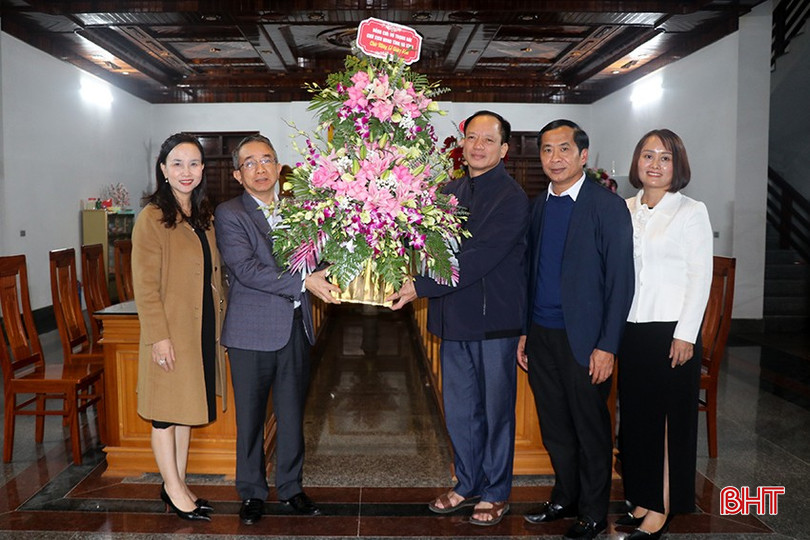 Đoàn trao lẵng hoa của Chủ tịch UBND tỉnh Võ Trọng Hải chúc mừng linh mục, chức sắc, chức việc, toàn thể bà con giáo dân giáo xứ Tân Vĩnh.