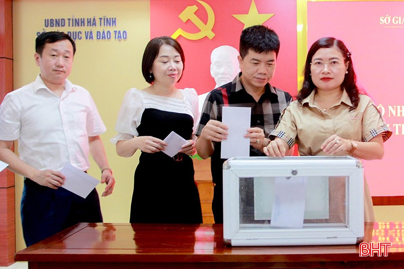 Lãnh đạo Sở GD&amp;ĐT Hà Tĩnh quyên góp, ủng hộ đồng bào miền Bắc khắc phục hậu quả thiên tai.