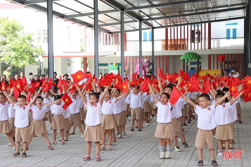 Học sinh iSchool Hà Tĩnh hào hứng chào đón năm học mới.