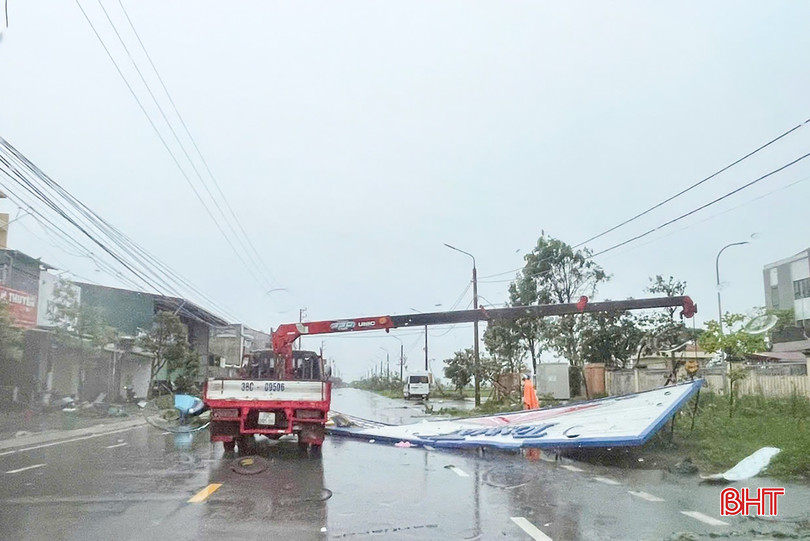 Theo thống kê ban đầu, xã Can Lộc có 1.600 ha/1.810 ha lúa bị đổ, 82ha hoa màu bị ngập úng; hơn 36.500 cây bóng mát, cây ăn quả bị gãy đổ; 182 biển quảng cáo của hộ dân, panô bị gãy, bão cuốn bay; 655 công trình phụ trợ của Nhân dân bị hư hỏng; 15 cột điện các loại bị gãy đổ; một số tuyến đường giao thông bị tắc đường do cây đổ. Ảnh: Tháo dỡ các biển quảng cáo bị đổ gây ảnh hưởng giao thông.