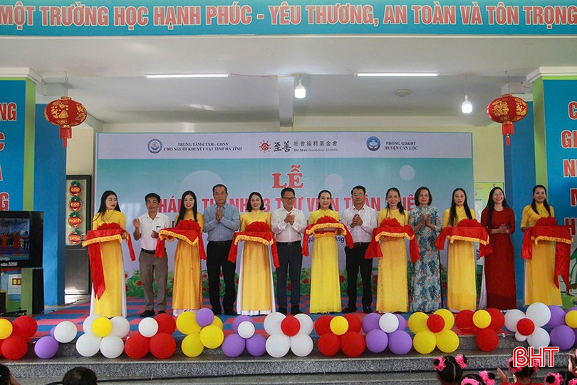Đại biểu tham dự cắt băng khánh thành 3 thư viện thân thiện ở Can Lộc.