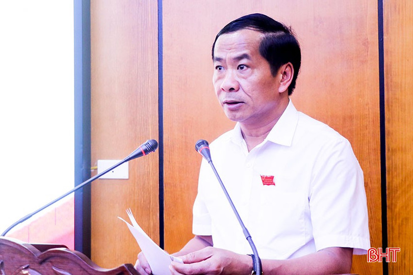Chủ tịch UBND huyện Can Lộc Võ Xuân Linh báo cáo phương án sắp xếp đơn vị hành chính cấp xã.