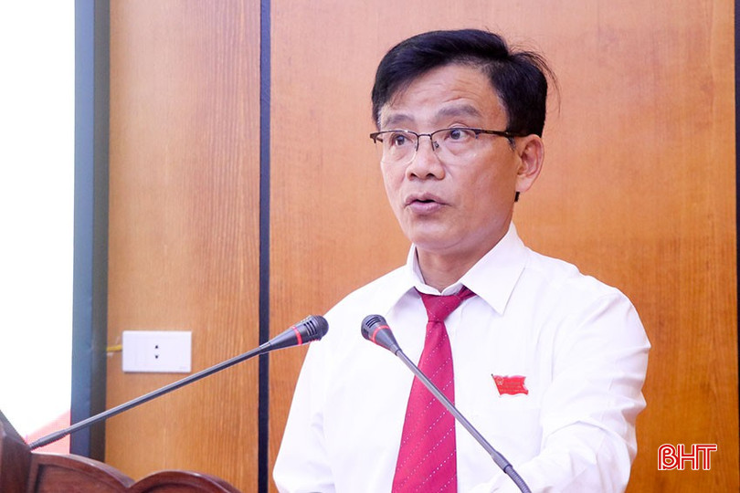 Chủ tịch HĐND huyện Can Lộc Bùi Văn Sơn bế mạc kỳ họp.