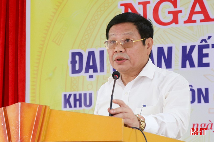 Phó Trưởng ban Tuyên giáo Tỉnh ủy Nguyễn Trí Lạc phát biểu tại ngày hội đại đoàn kết.